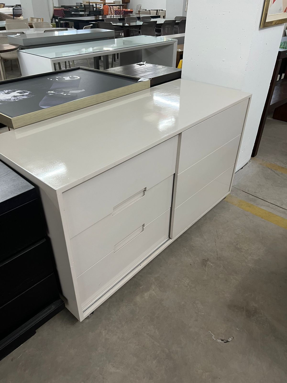 Buffet baixo duplo laqueado 140cmx65cm com porta de correr e 3 gavetas