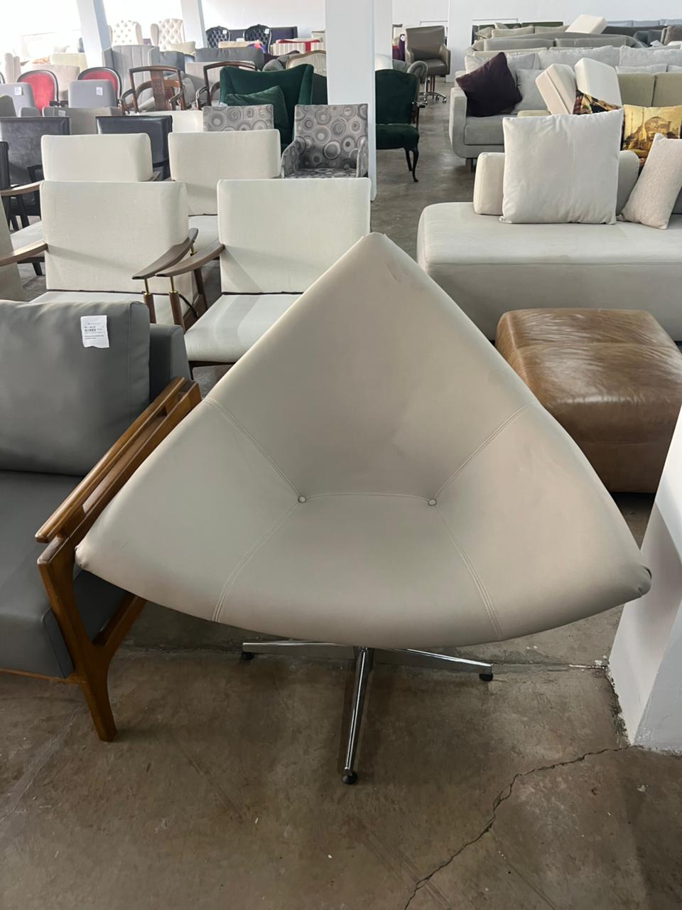 Poltrona giratória couro cru off white