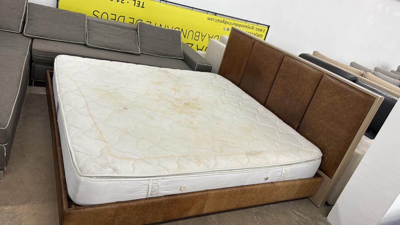 Cama com cabeceira e base em couro Líder + colchão