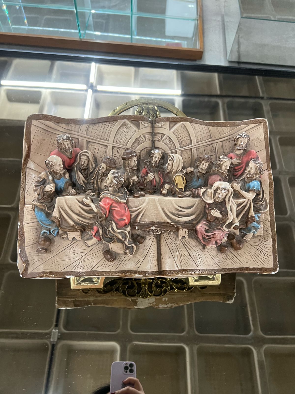 Porta bíblia em aço para apoio a "Biblia" com Santa em ceia em gesso