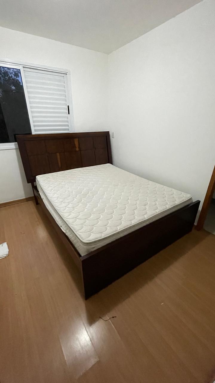 Cama queen em madeira maciça + Colchão queen
