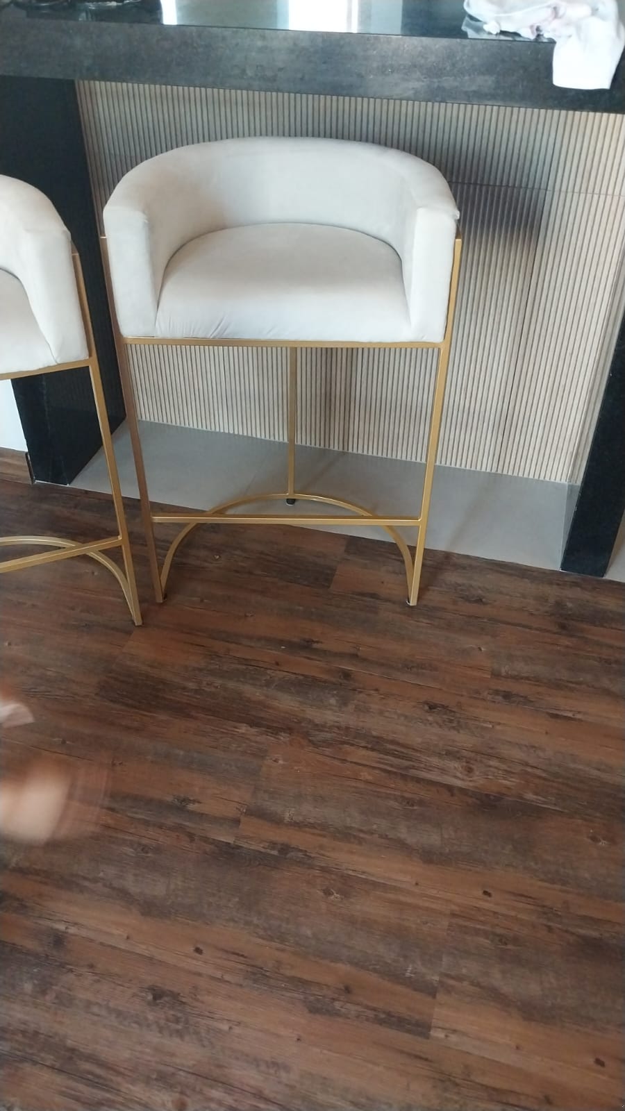Banquetas altas em suwde off white com base em metal dourado