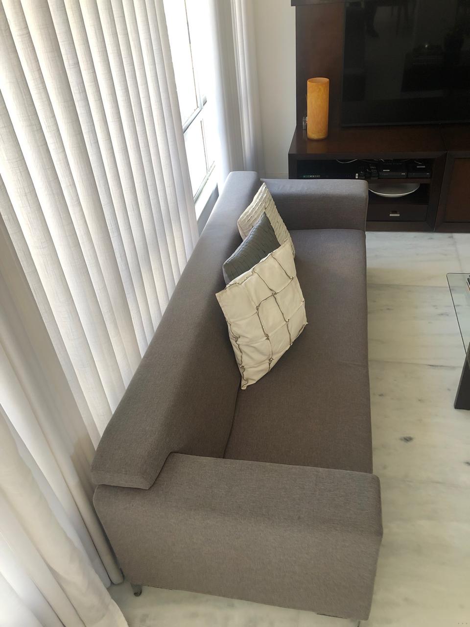 Sofá linear em linho
