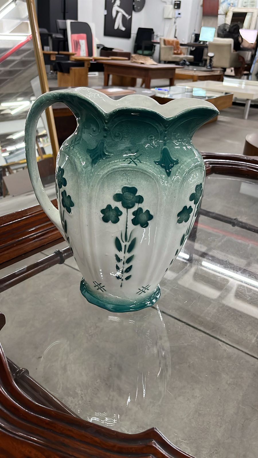 Conjunto de bacia e jarra em porcelana branca, detalhes em verde e alto relevo