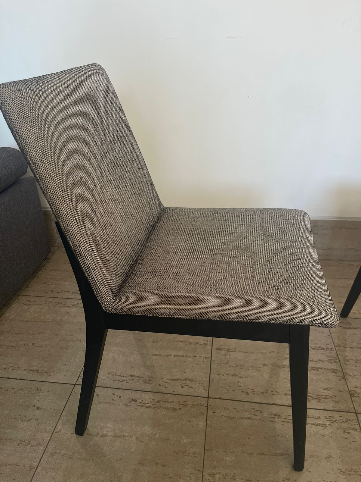 Cadeira em madeira ebanizada com estofado em linho cinza Lider