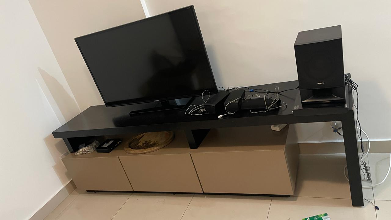 Rack preto com 3 gavetas, duas cores