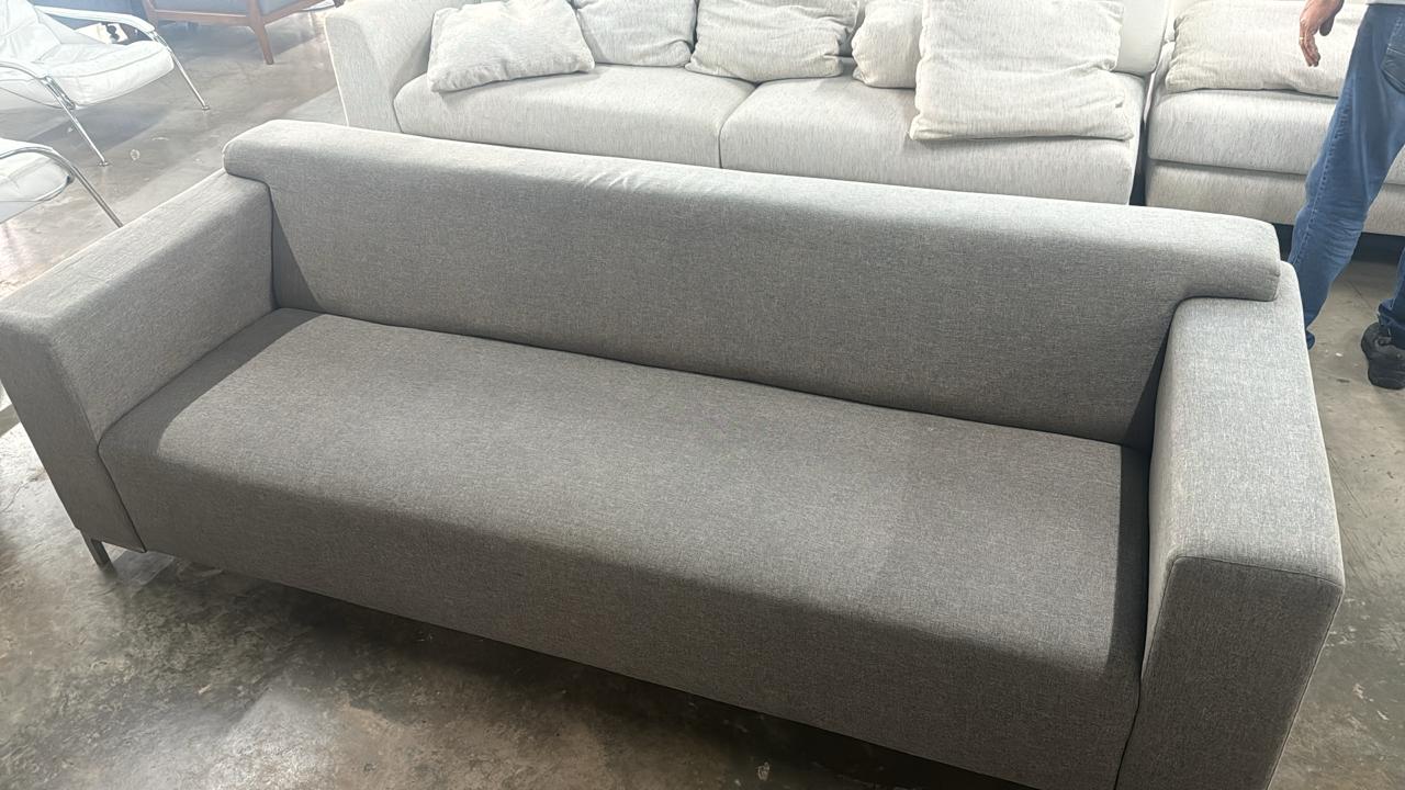 Sofá linear em linho