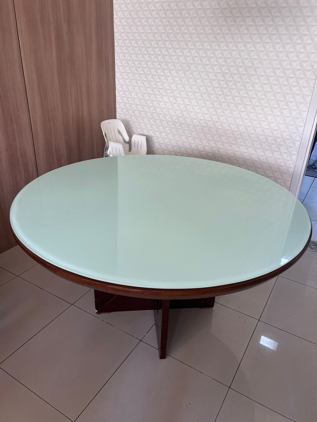 Mesa redonda de madeira com tampo de vidro laqueado