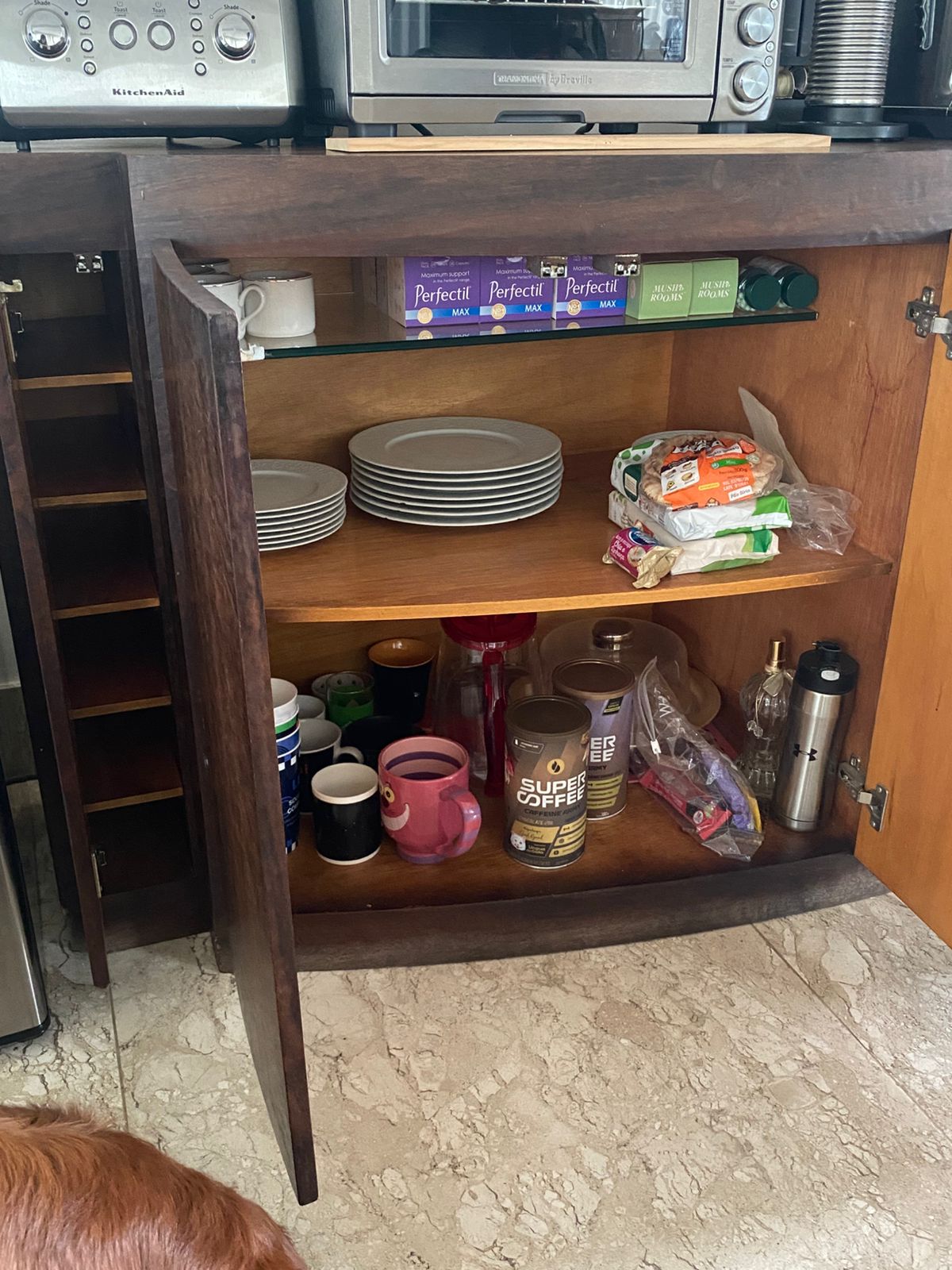 Buffet em radica de imbuia com prateleiras internas