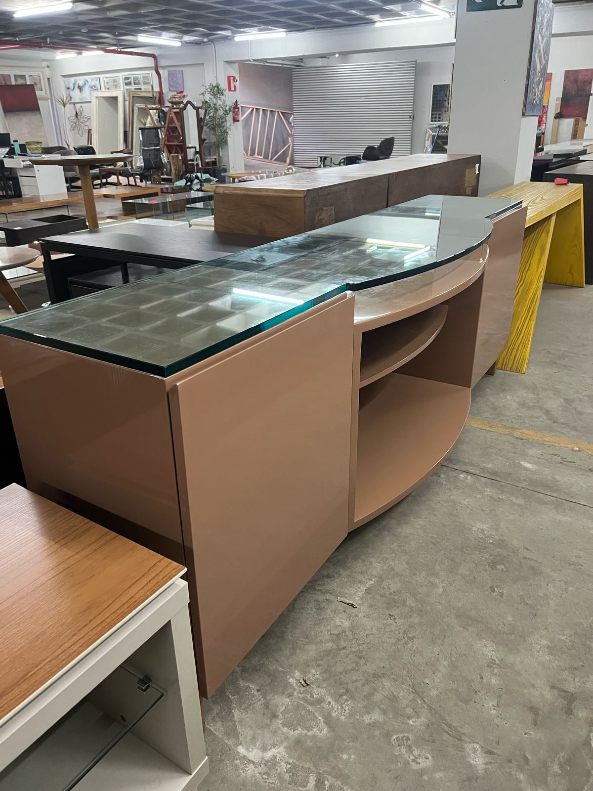 Buffet laqueado com tampo de vidro