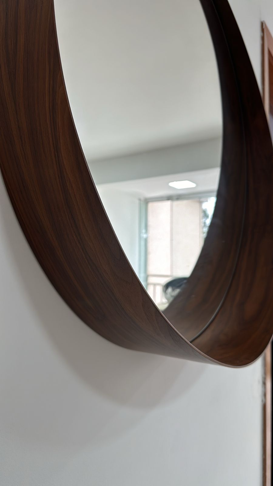 Espelho redondo com borda de madeira Líder