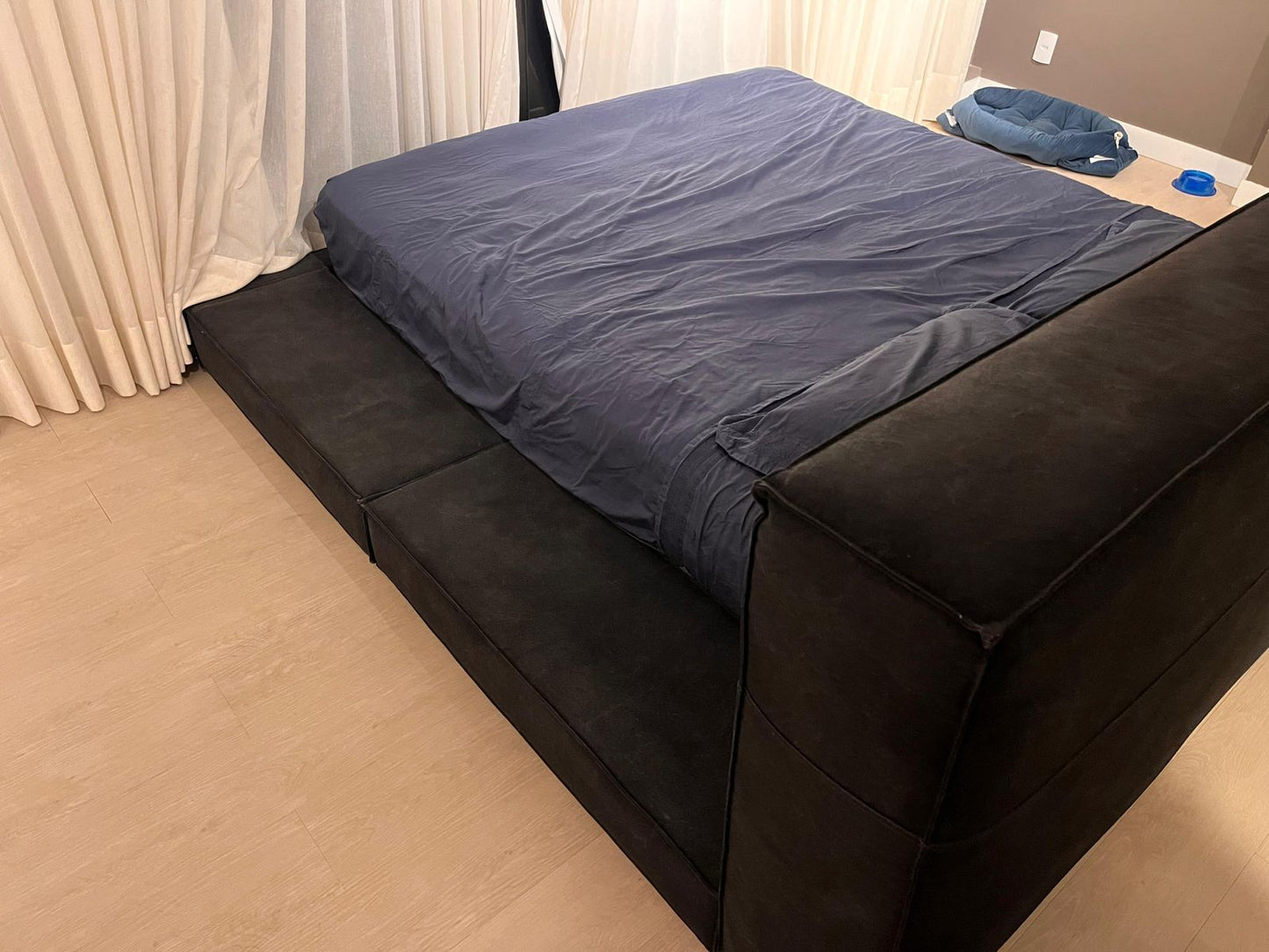 Cama feita sob encomenda, marca Emporio Bro em lona azul marinho. (estrutura sem o colchão)