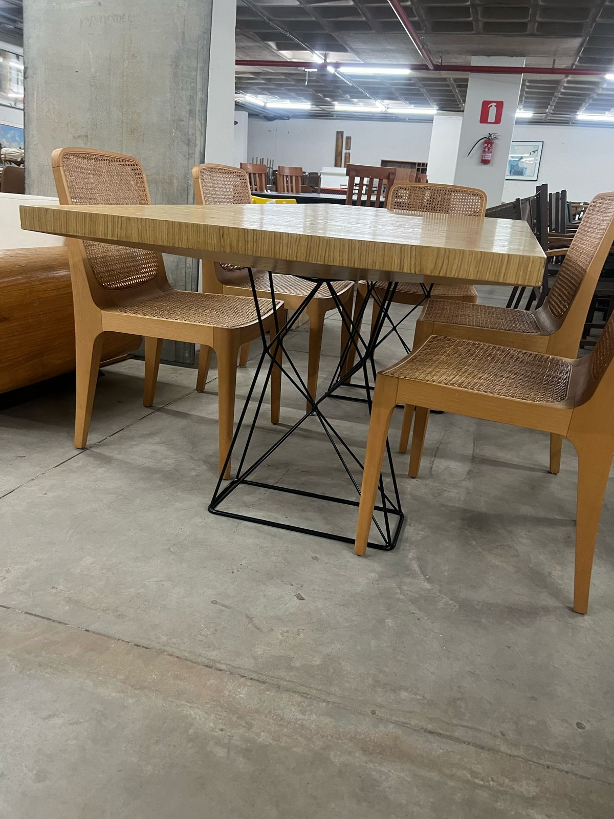 Mesa madeira com pés de ferro