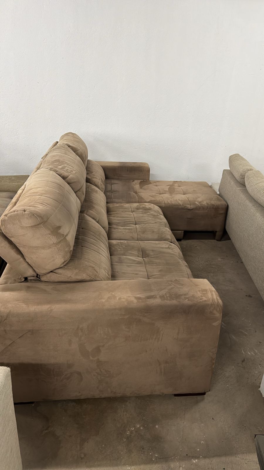 Sofá retrátil e modular marrom em suede