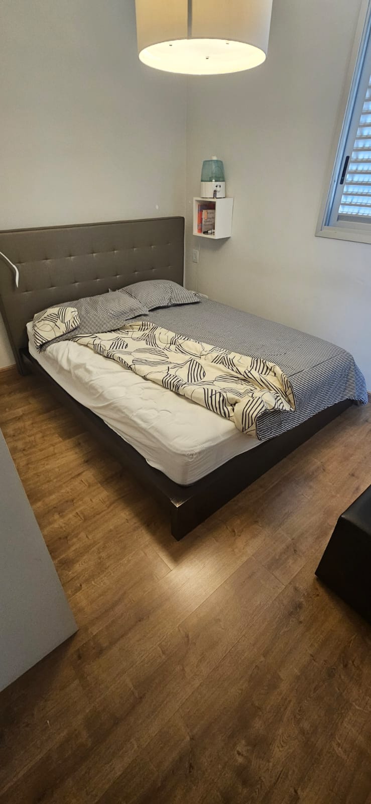 Cama Queen Prima Linea de madeira maciça com cabeceira e colchão Simons