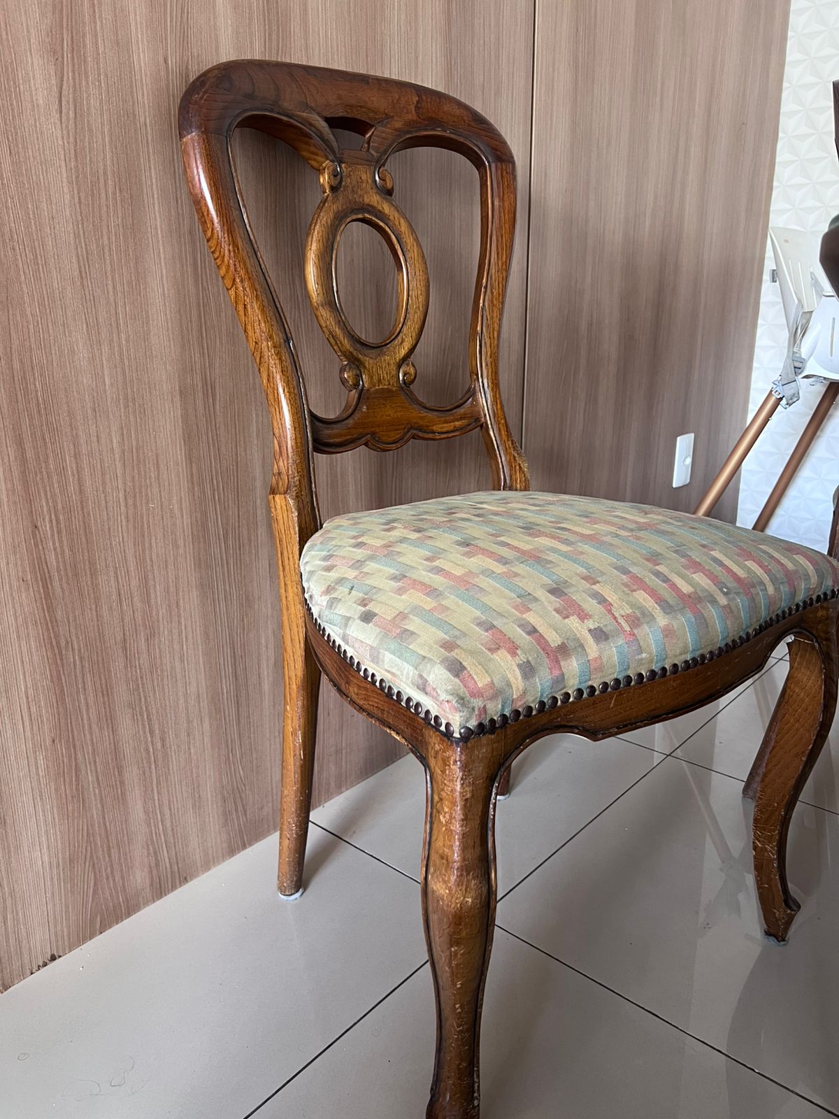 Cadeira de madeira com estofado em tecido