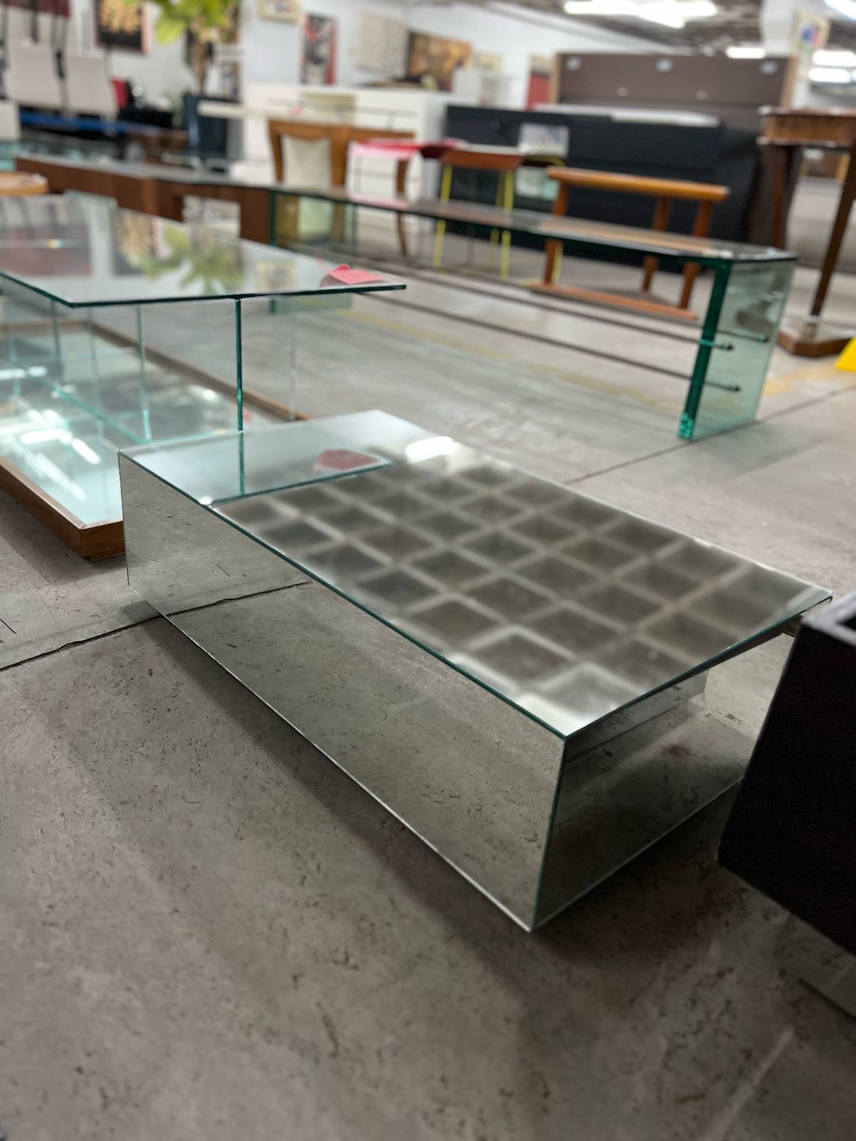 Mesa de centro retangular de espelho com rodinhas
