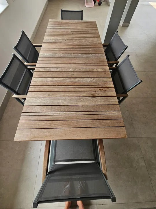 Mesa Farah com tampo de madeira cumaru + 6 cadeiras aquarela do Brasil alumínio e madeira cumaru MAC