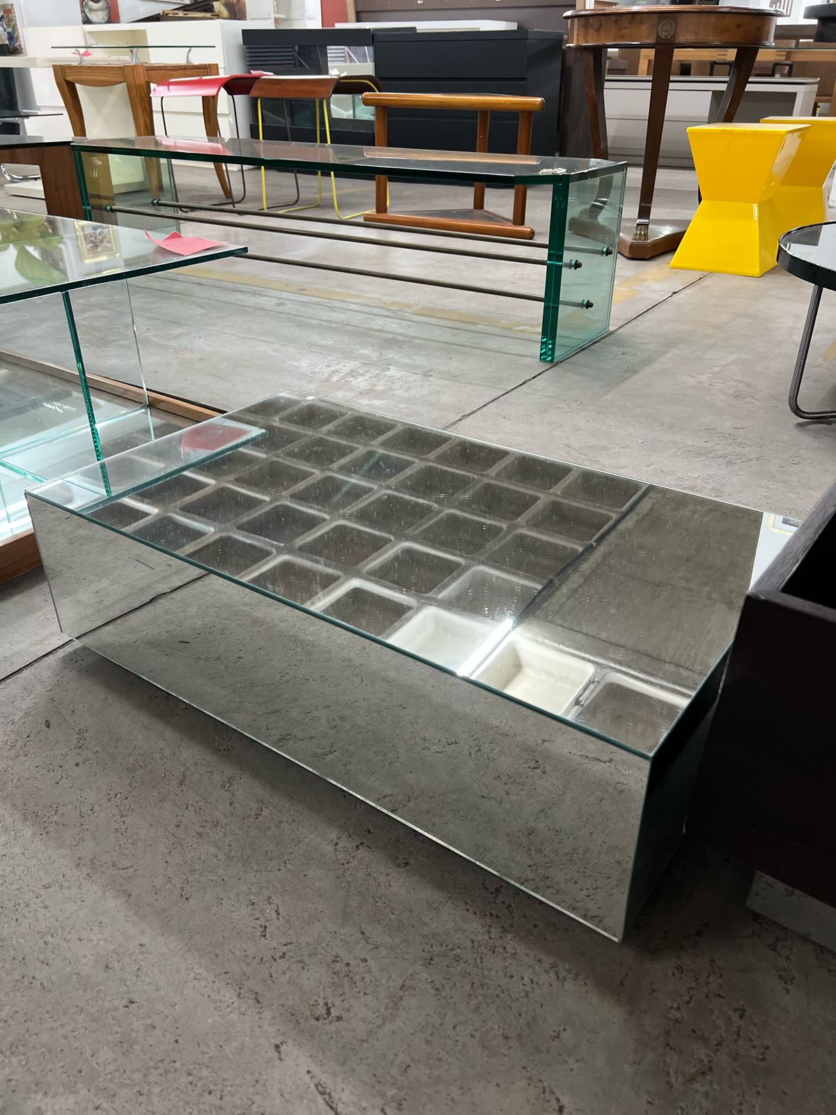 Mesa de centro retangular de espelho com rodinhas