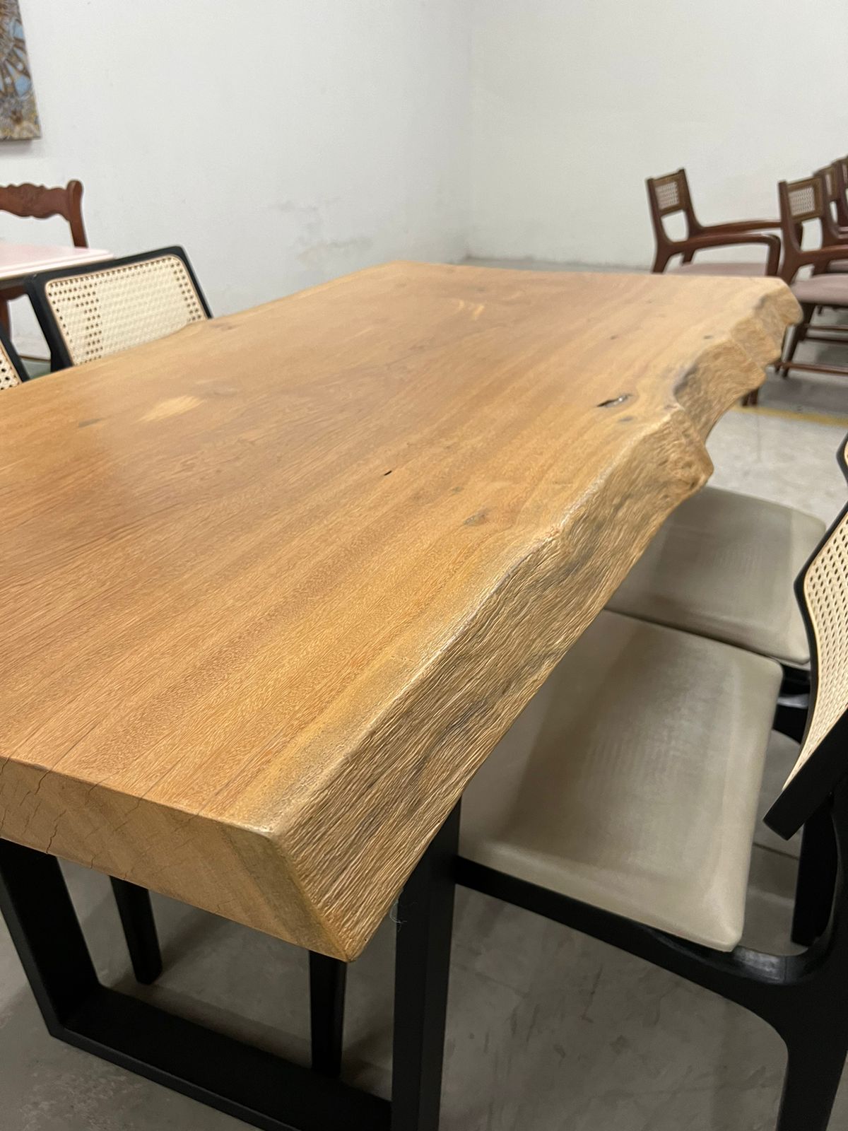 Mesa madeira demolição base preta
