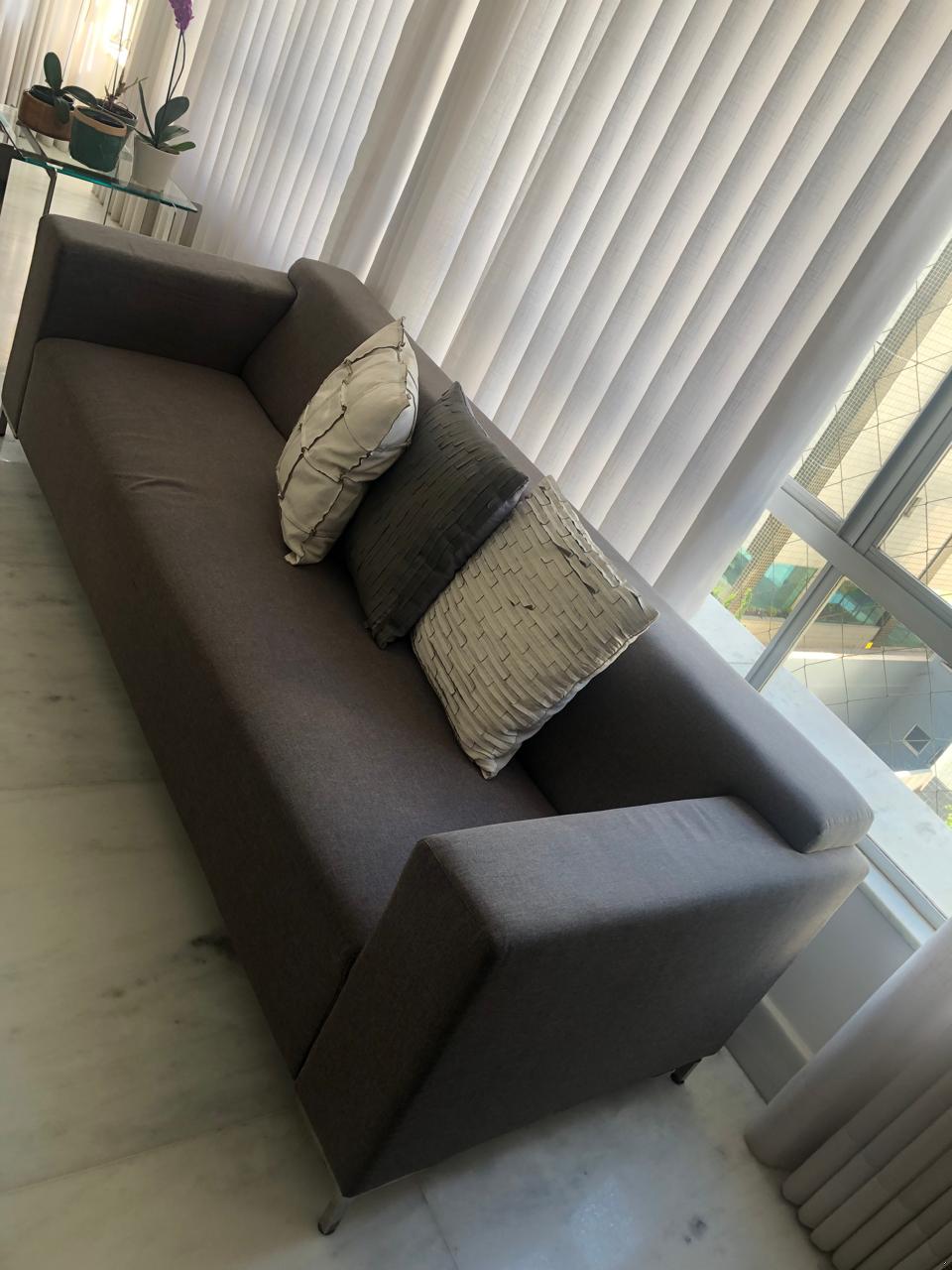 Sofá linear em linho