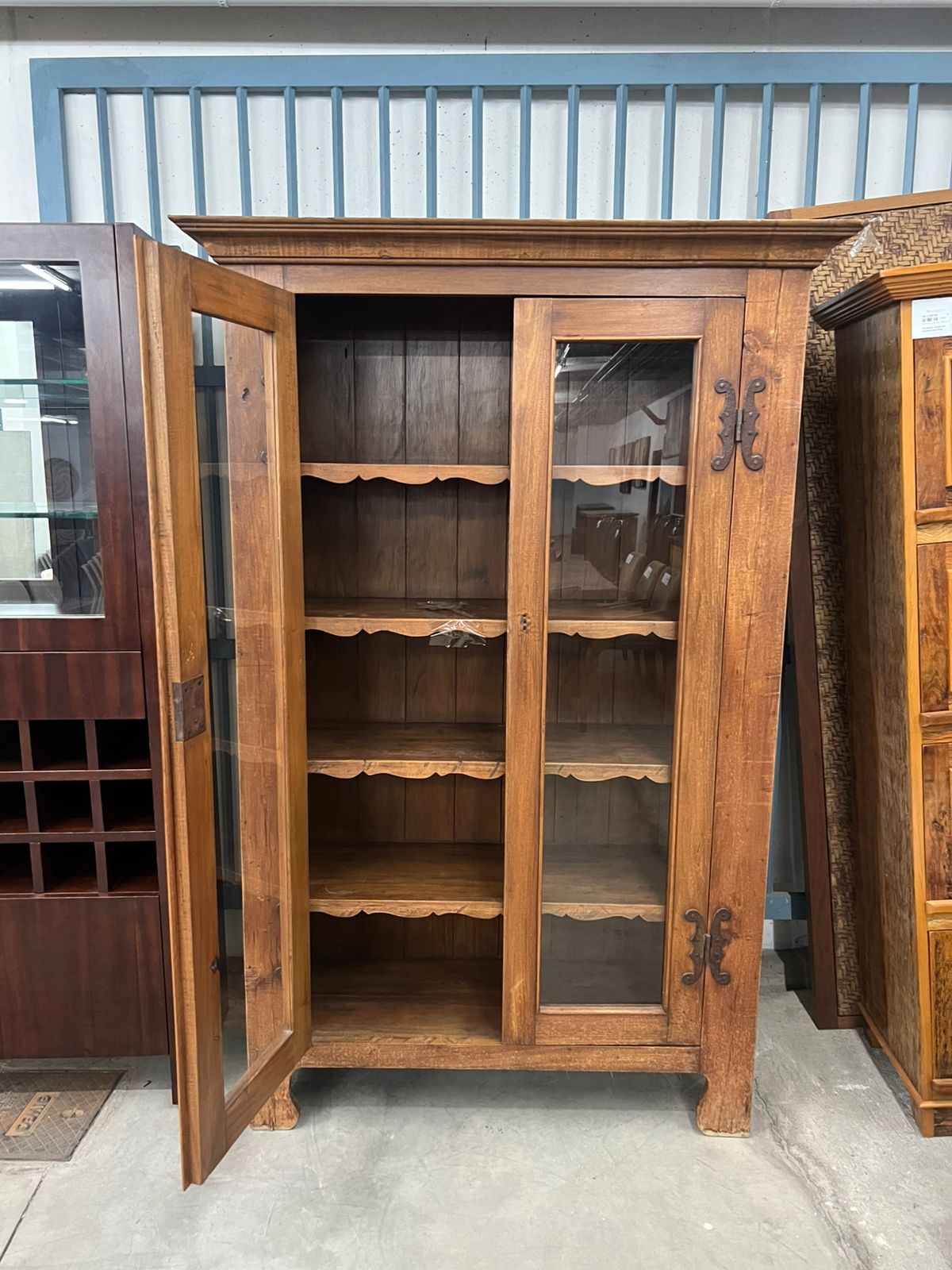 Cristaleira de madeira de demolição duas portas