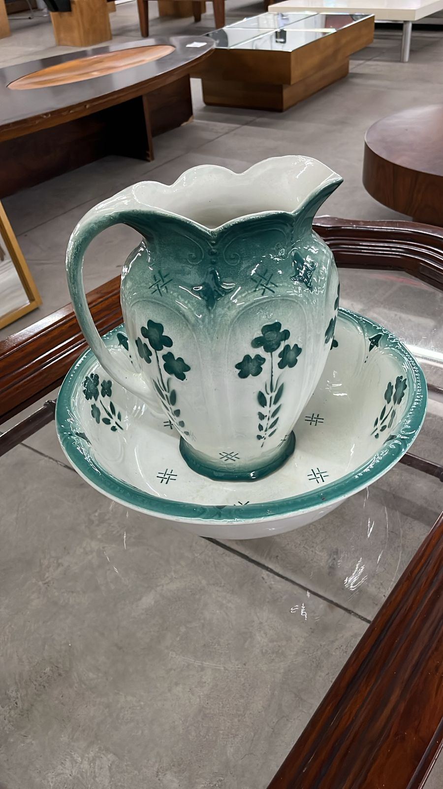 Conjunto de bacia e jarra em porcelana branca, detalhes em verde e alto relevo