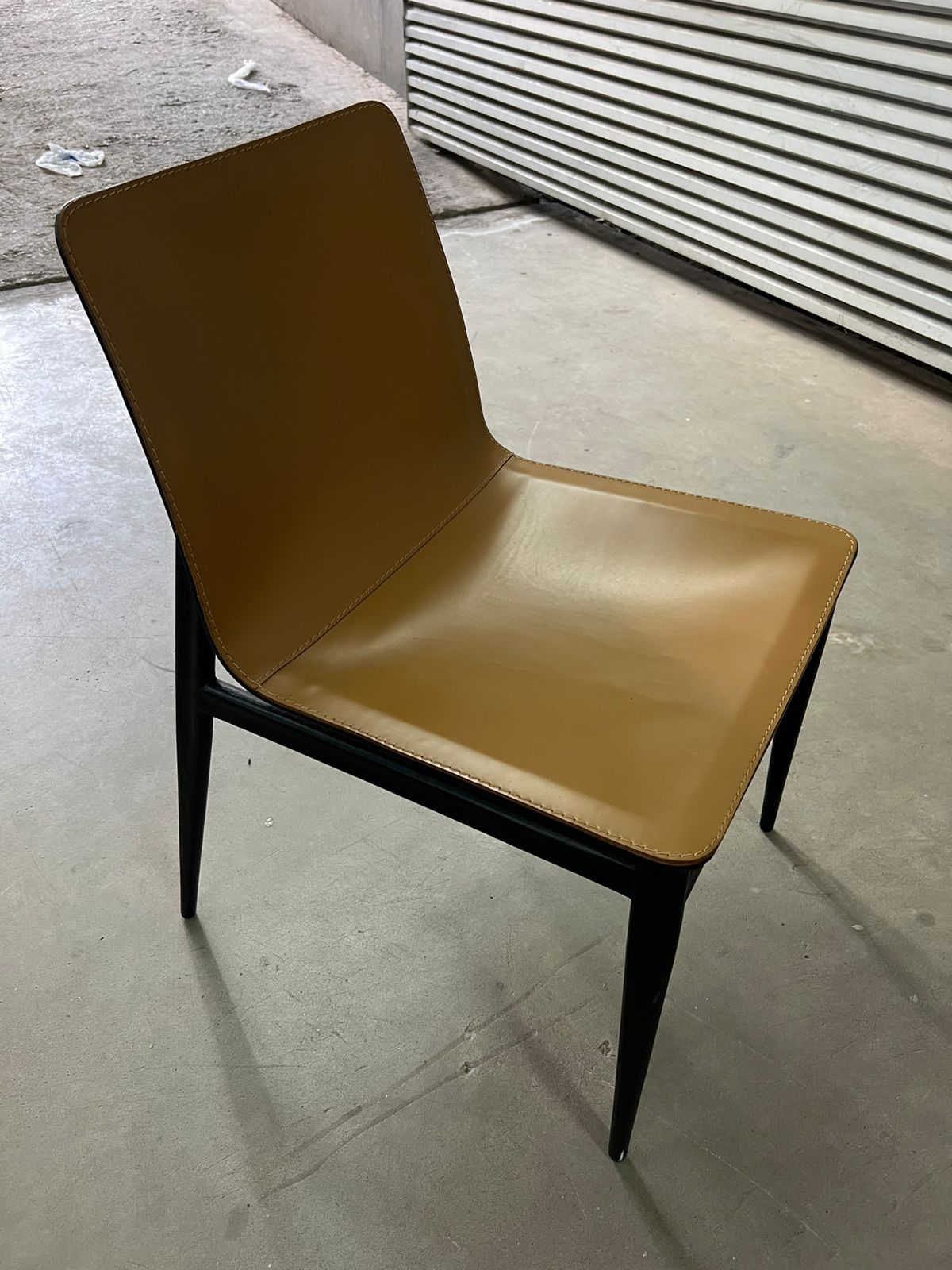 Cadeira em couro caramelo Doimo