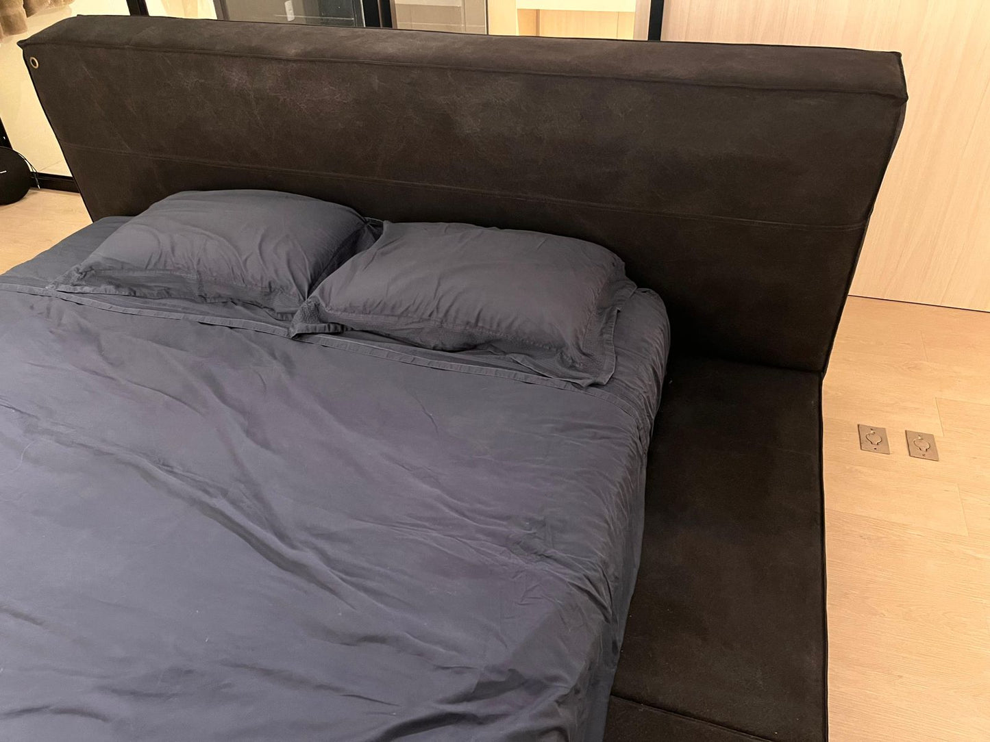 Cama feita sob encomenda, marca Emporio Bro em lona azul marinho. (estrutura sem o colchão)