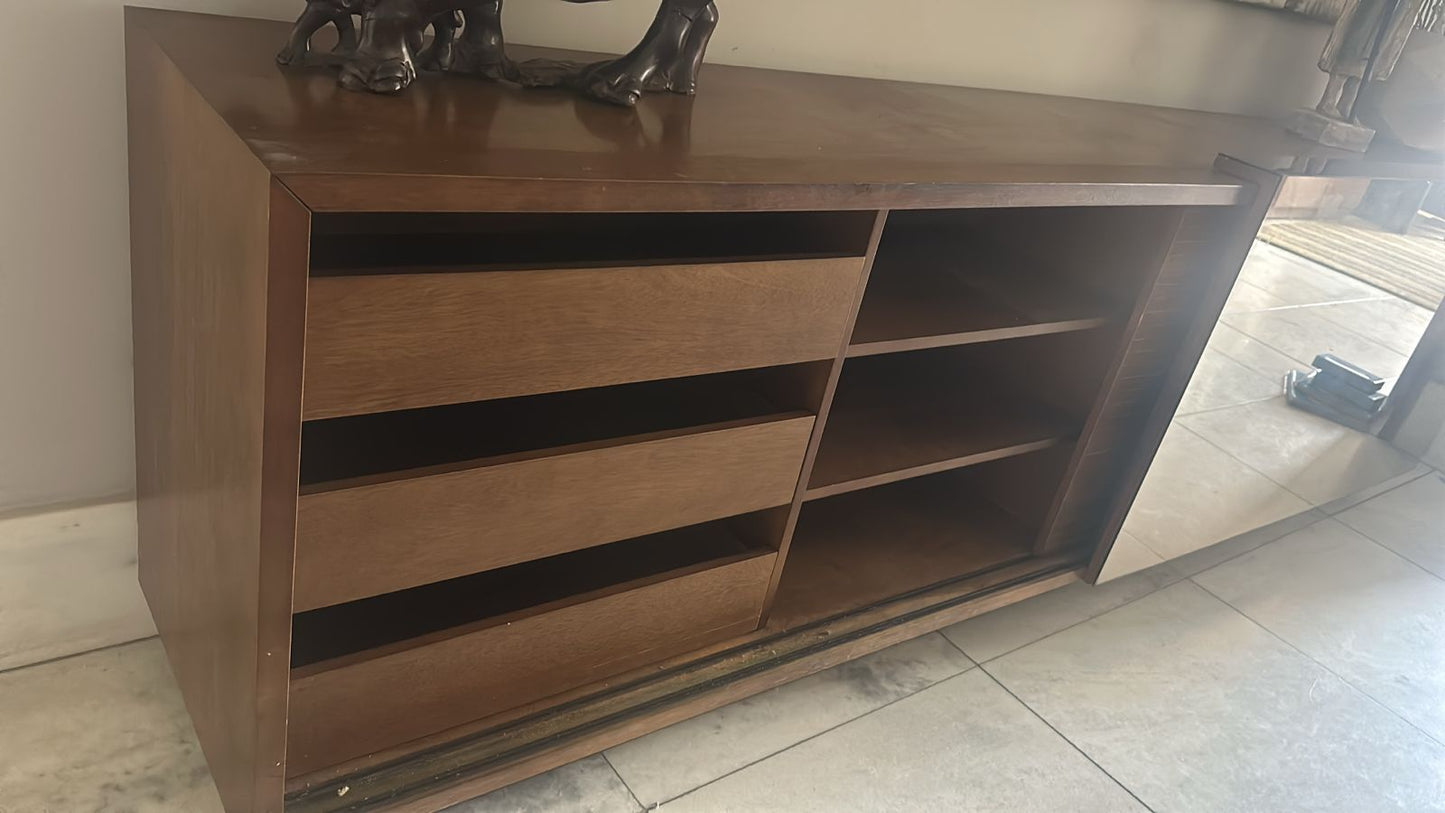 Buffet de madeira com porta espelhada