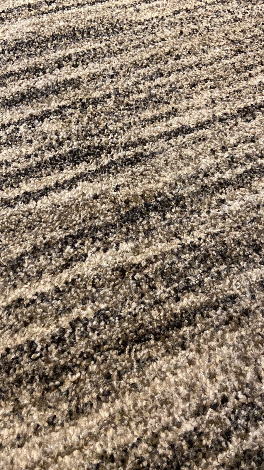Tapete rajado (cinza, preto e branco)
