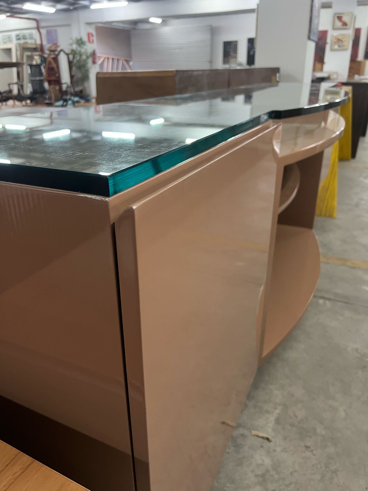 Buffet laqueado com tampo de vidro