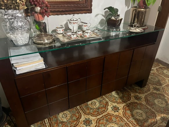 Buffet madeira e tampo de vidro