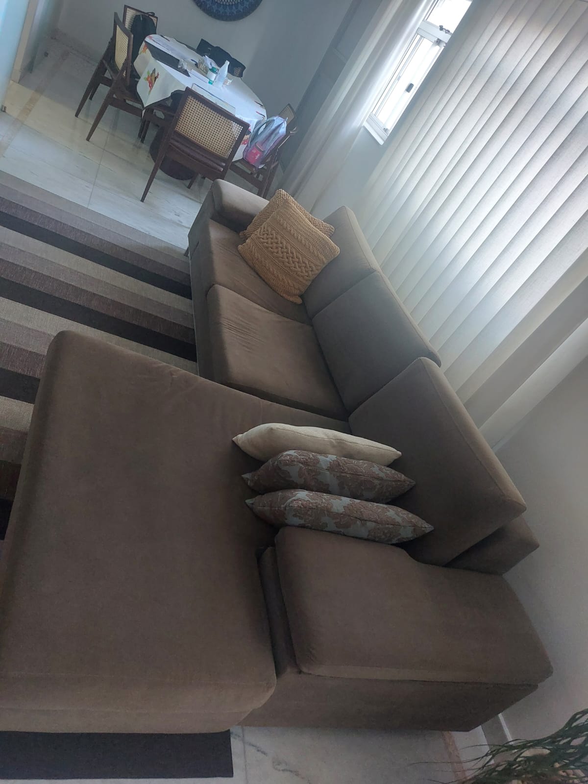 Sofá suede marrom com chaise