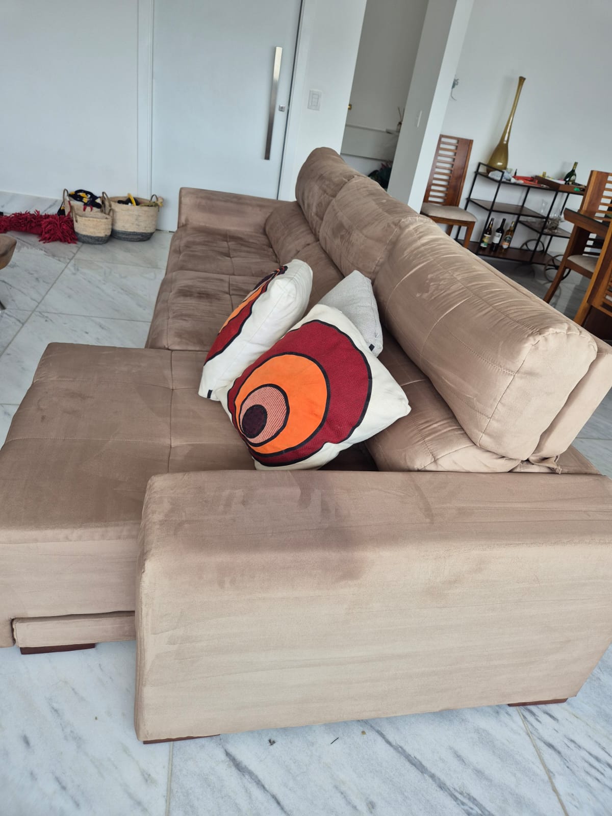 Sofá retrátil e modular marrom em suede