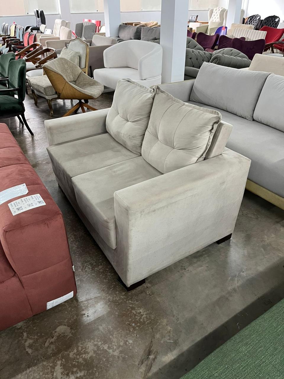 Sofá Liones com 2 lugares Almofadas Soltas e Tecido Suede Bege