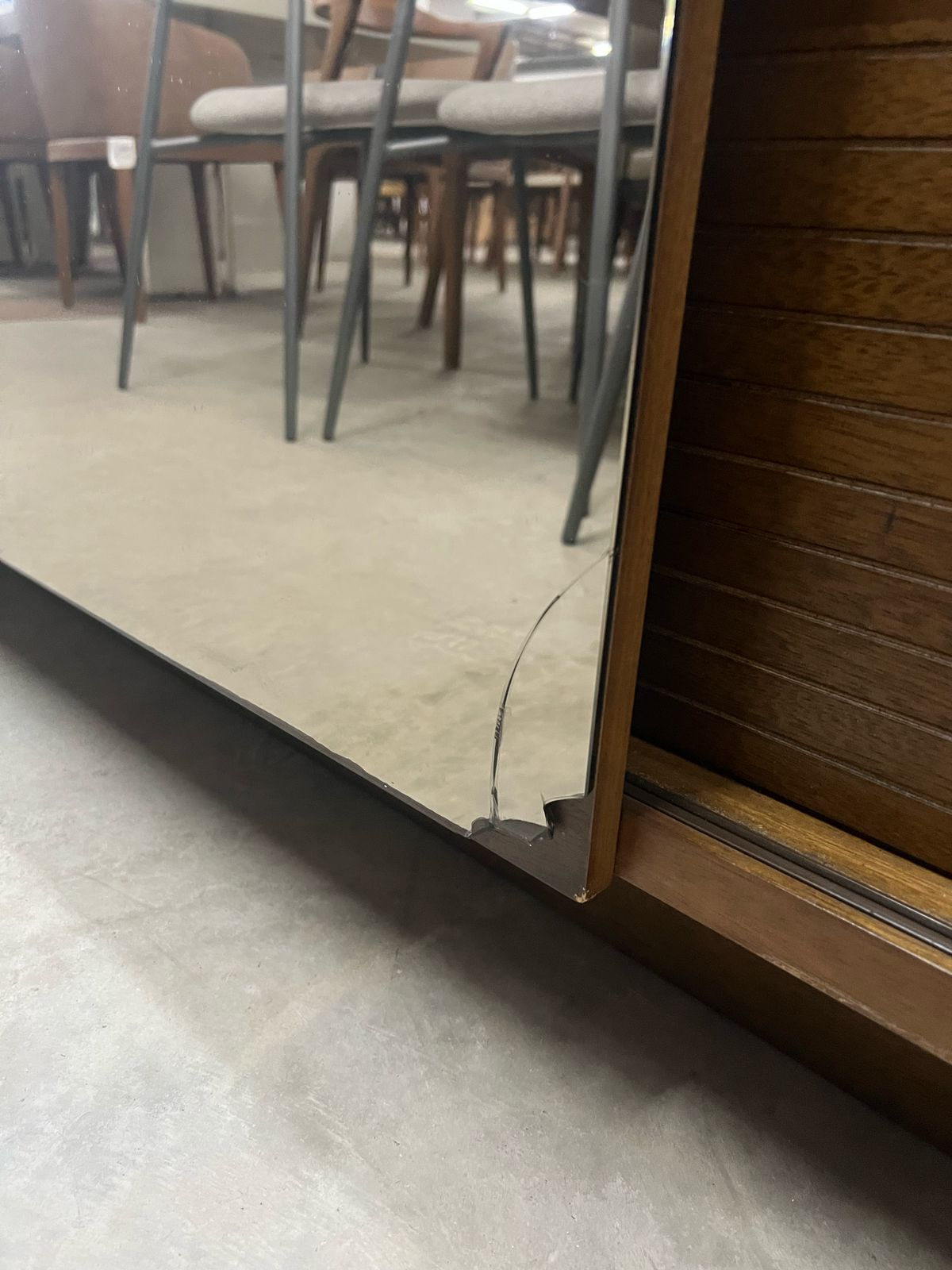 Buffet de madeira com porta espelhada