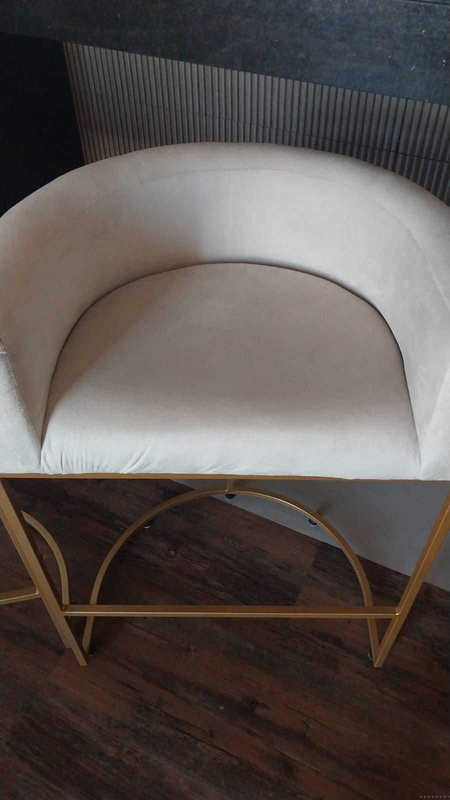 Banquetas altas em suwde off white com base em metal dourado