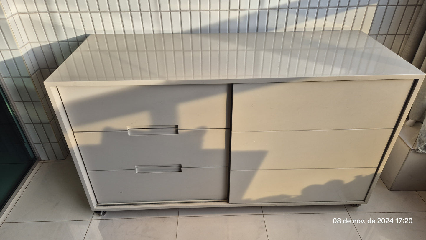 Buffet baixo duplo laqueado 140cmx65cm com porta de correr e 3 gavetas