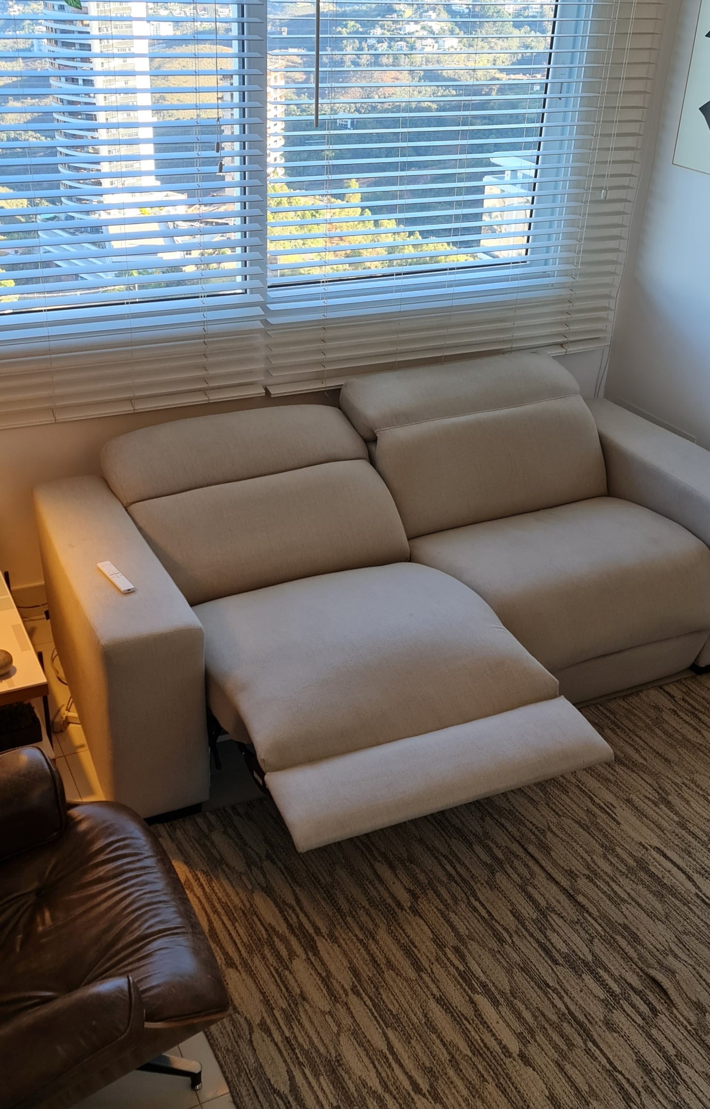 Sofá Reclinável Elétrico com 2 lugares em linho - by Natuzzi Group