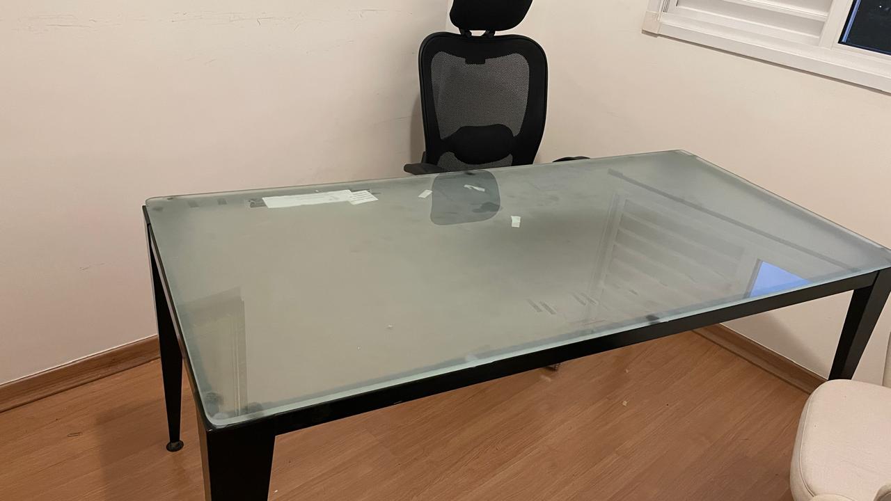 Mesa de escritório com base de ferro e tampo de vidro