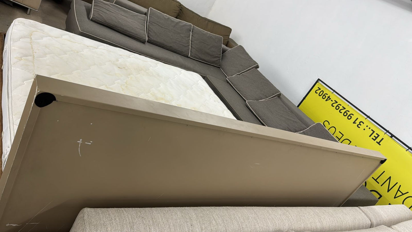 Cama com cabeceira e base em couro Líder + colchão