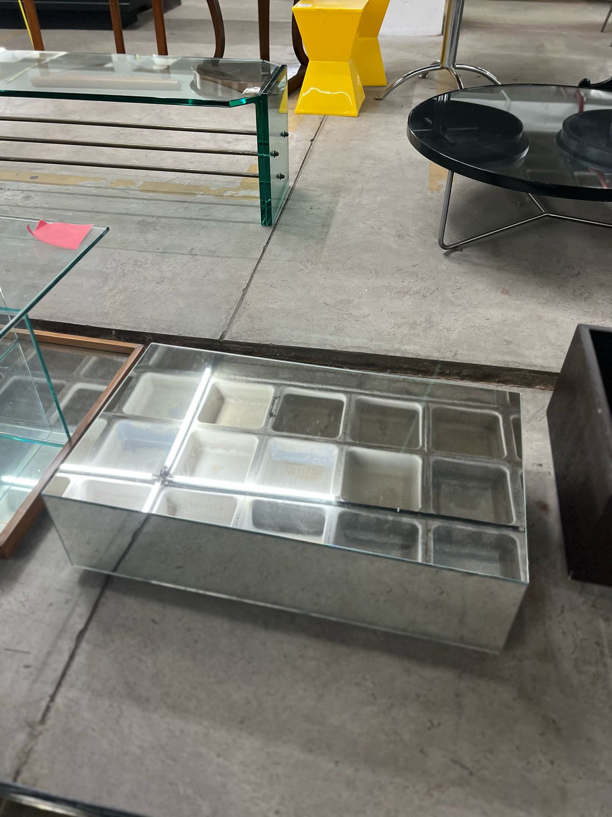 Mesa de centro retangular de espelho com rodinhas