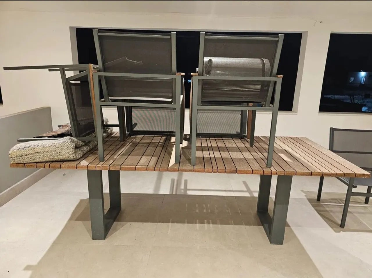 Mesa Farah com tampo de madeira cumaru + 6 cadeiras aquarela do Brasil alumínio e madeira cumaru MAC