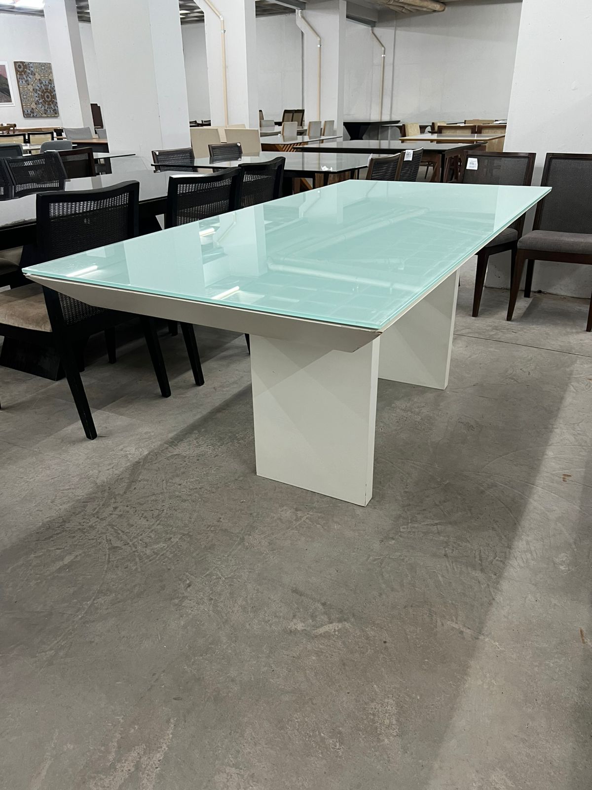Mesa em laca branca com tampo de vidro