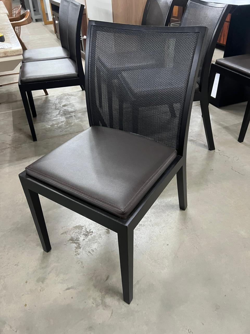 Cadeira assento marrom encosto palhinha escura Líder