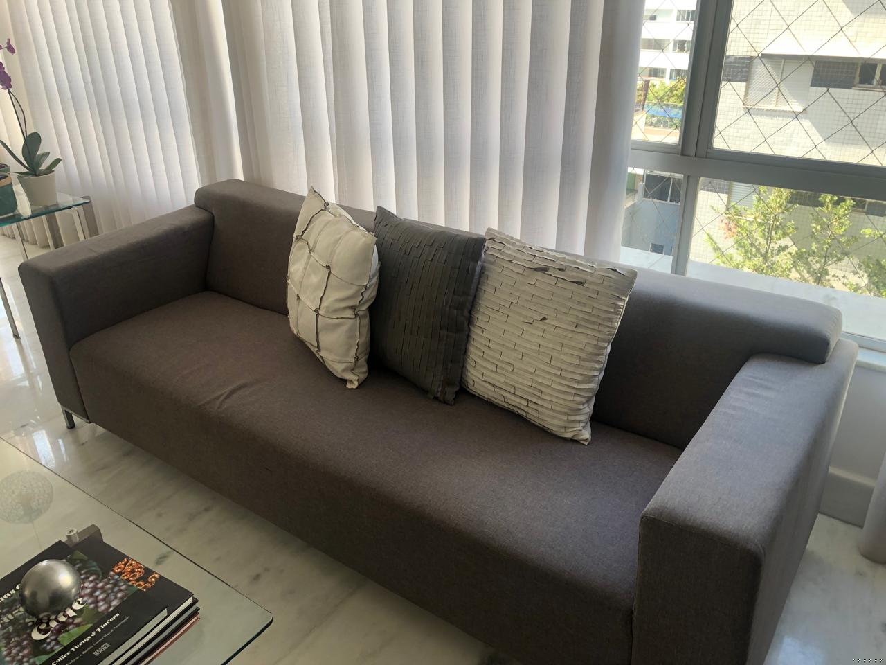 Sofá linear em linho