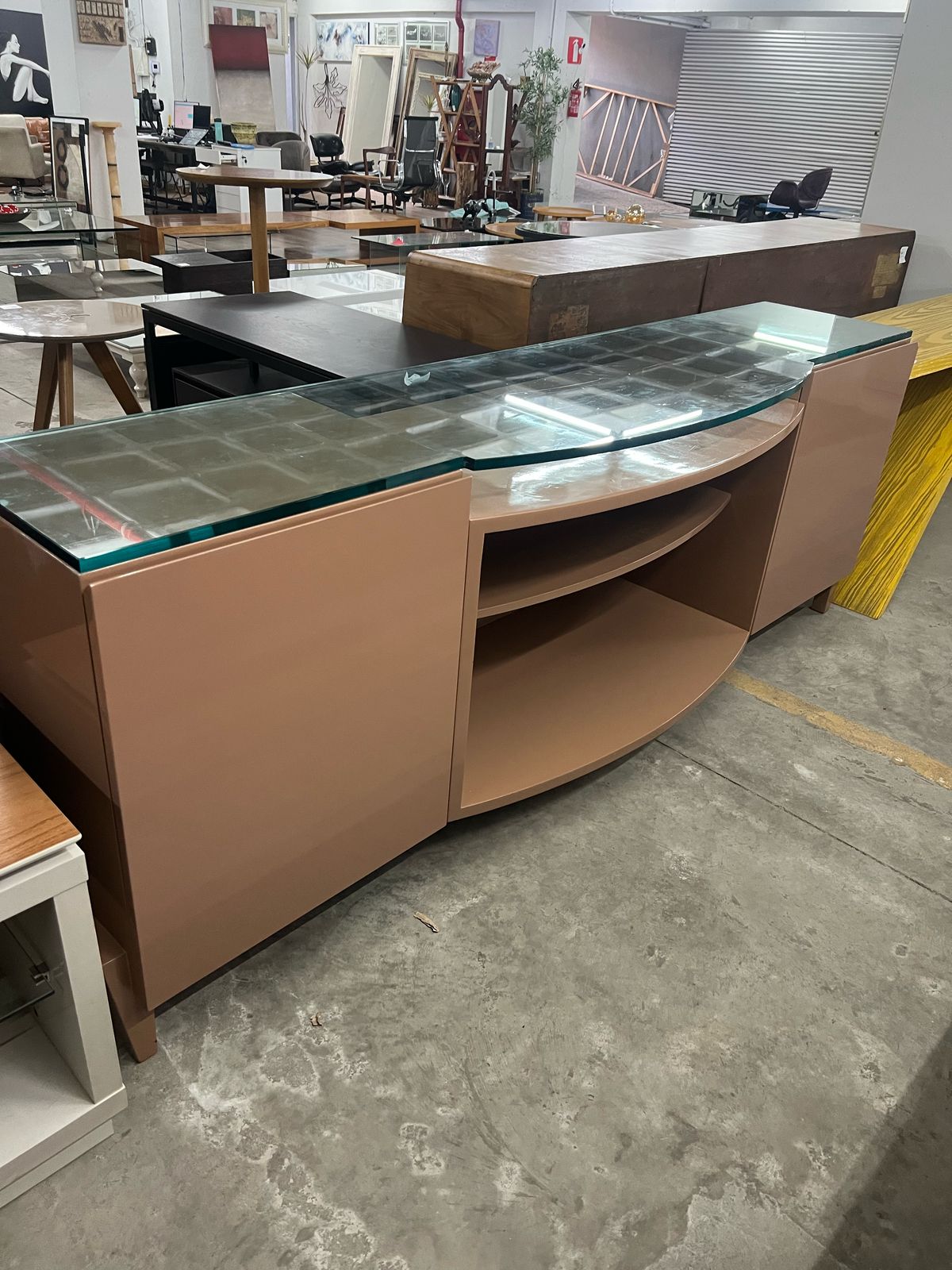 Buffet laqueado com tampo de vidro