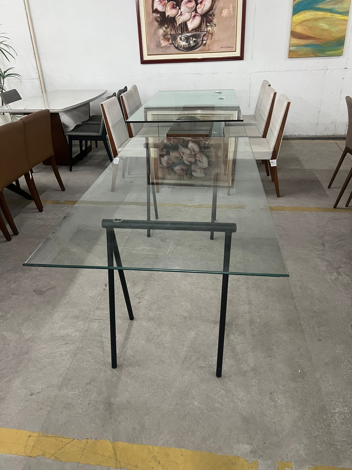 Mesa com tampo de vidro e pés de cavalete (38%)
