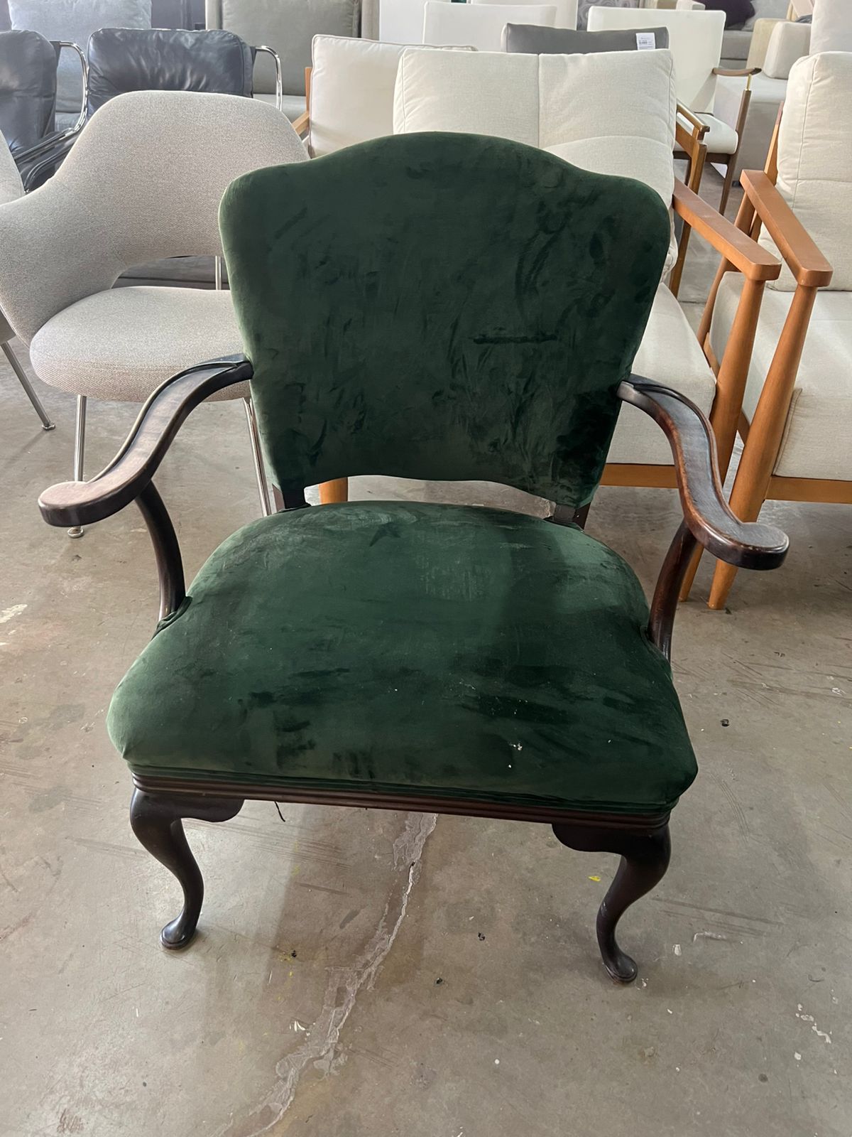 Poltrona de madeira com estofado em veludo verde